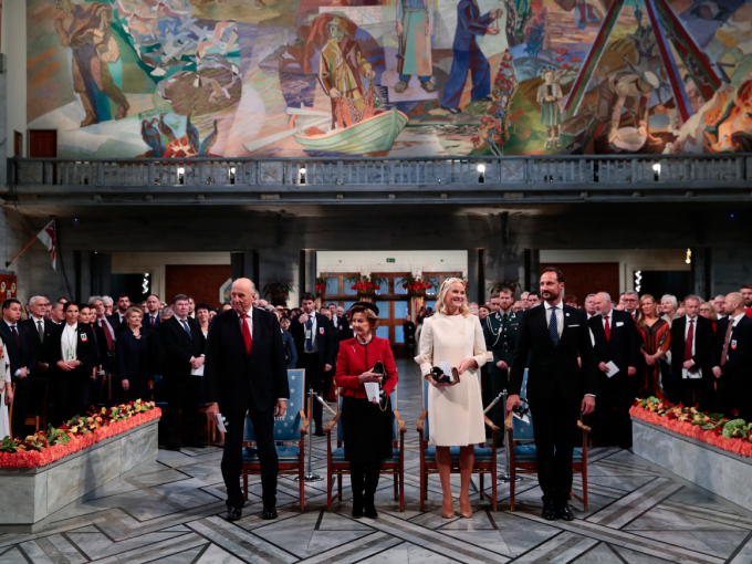 Kongeparet og Kronprinsparet inntar sine plasser for seremonien i Oslo rådhus. Foto: Håkon Mosvold Larsen / NTB scanpix